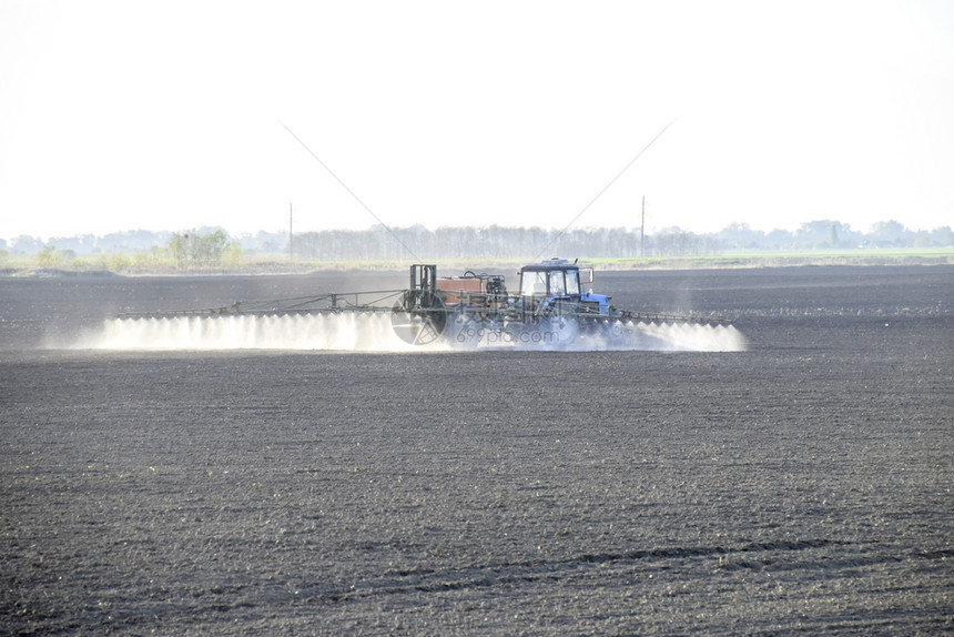 拖拉机在田间喷洒除草剂农业化学图片