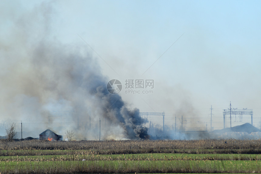 俄罗斯的一个小村庄农地貌田野和庄半被遗弃的村庄俄罗斯一个小村庄半被遗弃的村庄图片