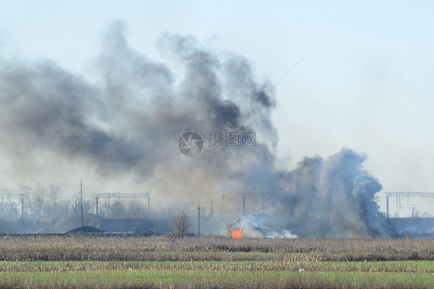 俄罗斯的一个小村庄农地貌田野和庄半被遗弃的村庄俄罗斯一个小村庄半被遗弃的村庄图片