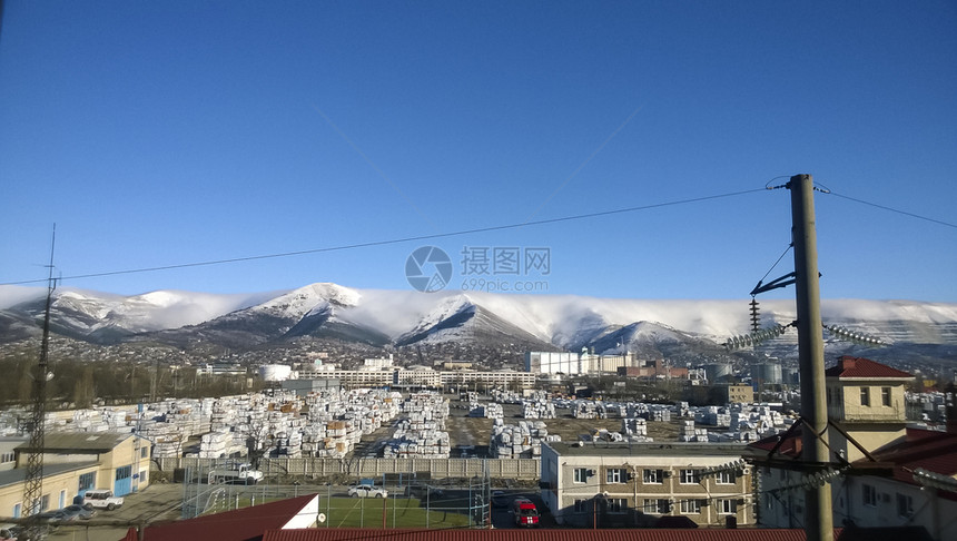 海港附近的地面仓库和储存设施山区峰的景象海港附近的地面仓库和储存设施山区峰的景象图片