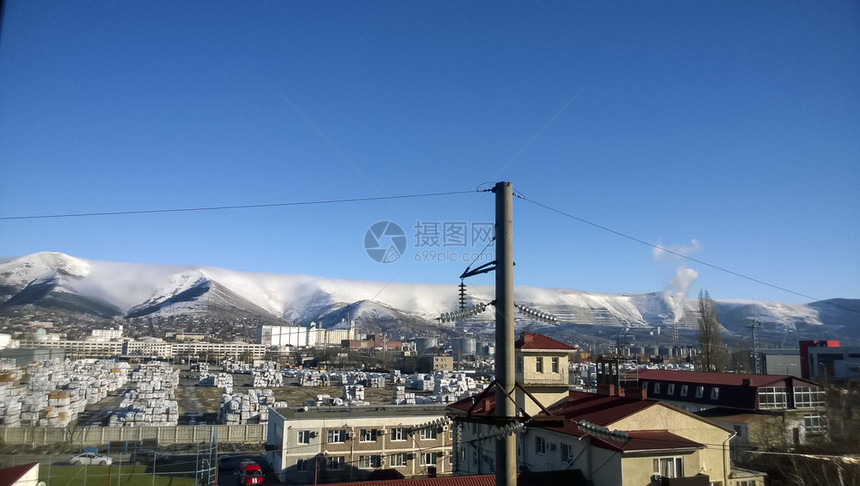 海港附近的地面仓库和储存设施山区峰的景象海港附近的地面仓库和储存设施山区峰的景象图片