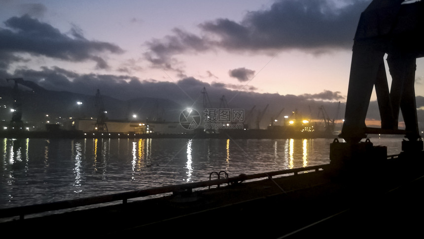 日落时港口风景起重机图片