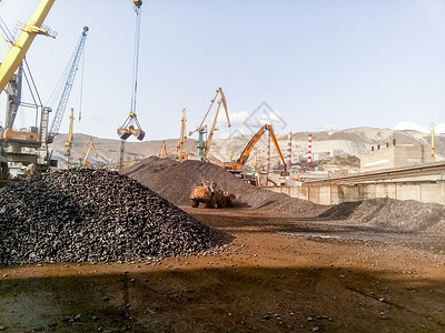 煤炭贸易俄罗斯Novorossiysk2017年8月日货物工业港口起重机炭疽石的装载煤炭运输堆积货物工业港口炭石的装载煤堆积背景