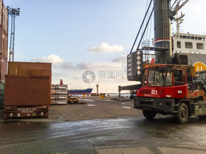 俄罗斯Novorossiysk2017年8月日港口的装货机在场地周围行驶港口的装货机在场地周围行驶图片