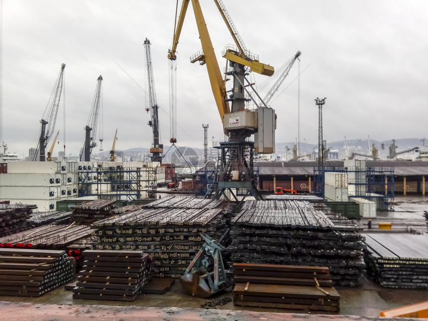 NovorossiyskRussia2017年8月日金属棒折叠在港口出原材料港临时储存货物和起重机金属棒折叠在港口出原材料港临时图片
