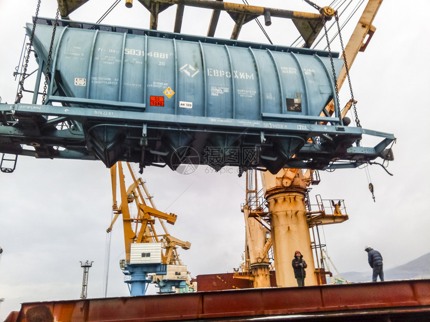 NovorossiyskRussia2017年8月日用港口起重机将铁路货运车到港口货物提运业务工港口铁路货运车到港口工业图片