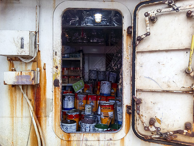 2017年8月日俄罗斯诺沃西克船舱内港口孔的洞穴装有油漆和家用工具的仓库装有家用工具的仓库背景图片