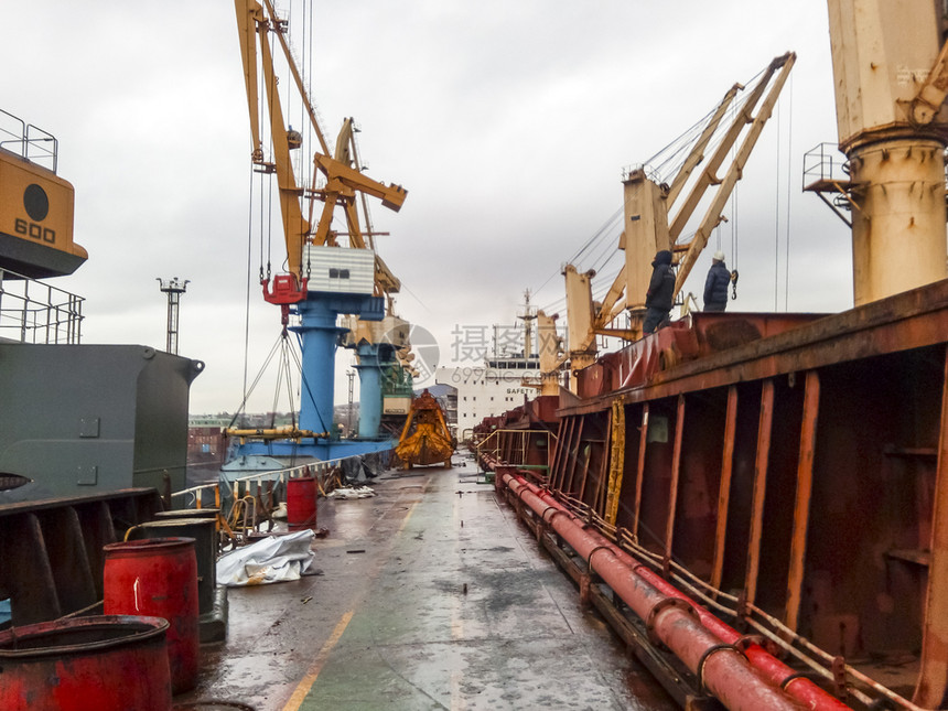 NovorossiyskRussia2017年8月日从港口码头到海和城市滩的景象工业港口有塔起重机和货物基础设施从港口码头到海和图片
