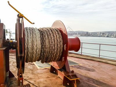 货船或港口甲板上的设备压力控制绳子的机货船或港口甲板上的设备背景图片