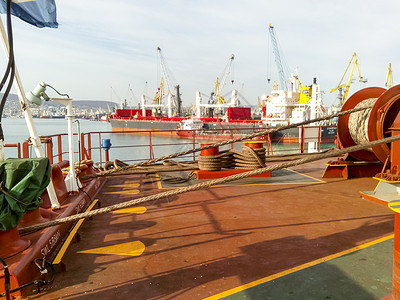 NovorossiyskRussia2017年8月日紧张控制绳子的机Witches货轮或港口甲板上的设备紧张控制绳子的机Witc背景图片
