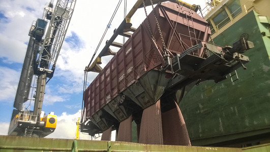 NovorossiyskRussia2016年8月日从汽车到油轮船舱的谷物降水量船舱货的谷物填充汽车到油轮船舱的谷物降水量船舱货图片