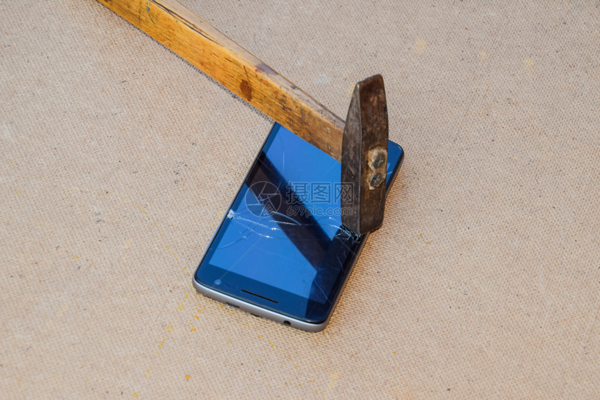 锤子和智能手机智能手机的屏幕一把坏锤子电话被毁锤子和智能手机智能手机的屏幕图片