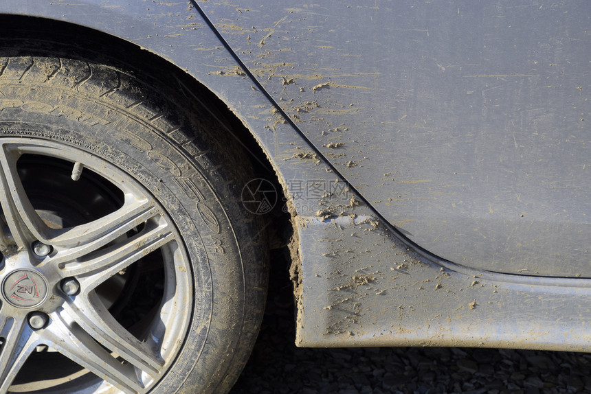 俄罗斯波尔塔夫卡亚村2017年月5日车轮护堤和门上的泥土结果经过肮脏的汽车图片