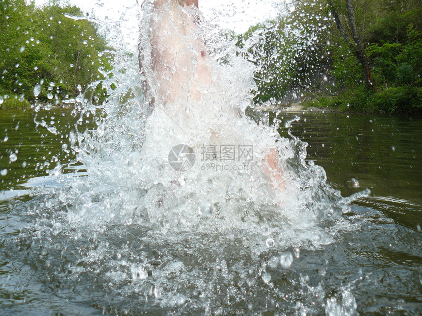 男人跳入水中下喷图片