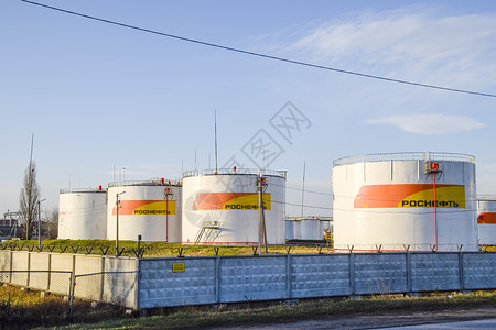 梅尔罗斯2017年月0日罗斯涅夫特石油库的燃料储藏日落时的垂直钢罗斯涅夫特油库的燃料储藏日落时的背景
