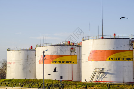 埃夫特2017年月0日罗斯涅夫特石油库的燃料储藏日落时的垂直钢罗斯涅夫特油库的燃料储藏日落时的背景