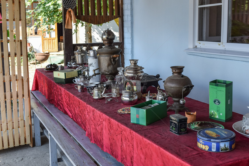 俄罗斯Poltavskaya村2015年7月8日俄罗斯索莫瓦在自主条件下泡茶的装置配有老式餐具和陶器的桌俄罗斯索莫瓦在自主骗局里图片