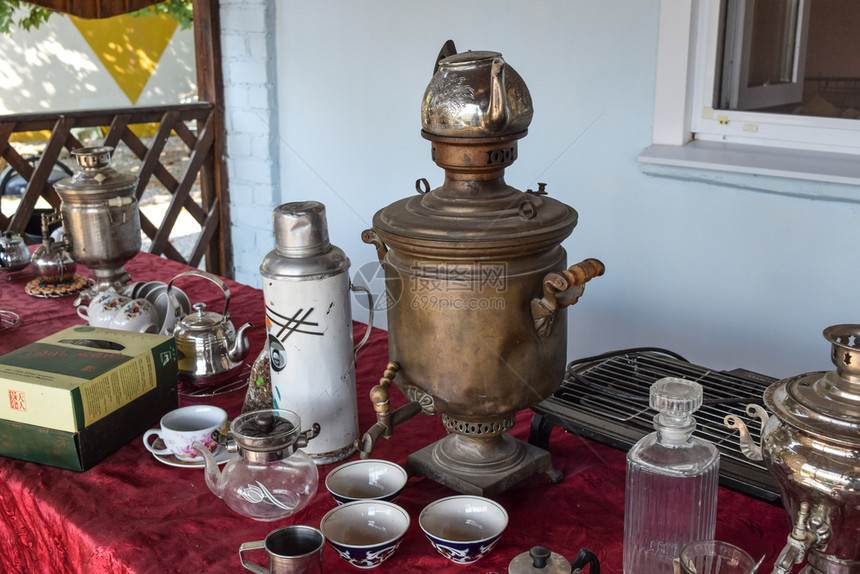 俄罗斯Poltavskaya村2015年7月8日俄罗斯索莫瓦在自主条件下泡茶的装置配有老式餐具和陶器的桌俄罗斯索莫瓦在自主骗局里图片
