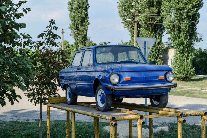 俄罗斯Poltavskaya村2015年7月8日旧车Zaporozhets恢复旧车苏维埃时代的遗产旧车Zaporozhets恢复图片