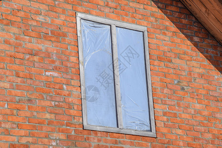 建筑物前面的窗户安装在内反射胶片上图片