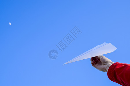 纸飞起来白色纸折叠的飞机背景