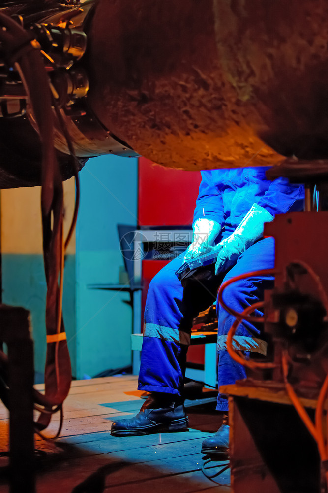 工作休息期间的焊接工特别移动机器创建焊接工人坐在椅子上工间休息期图片