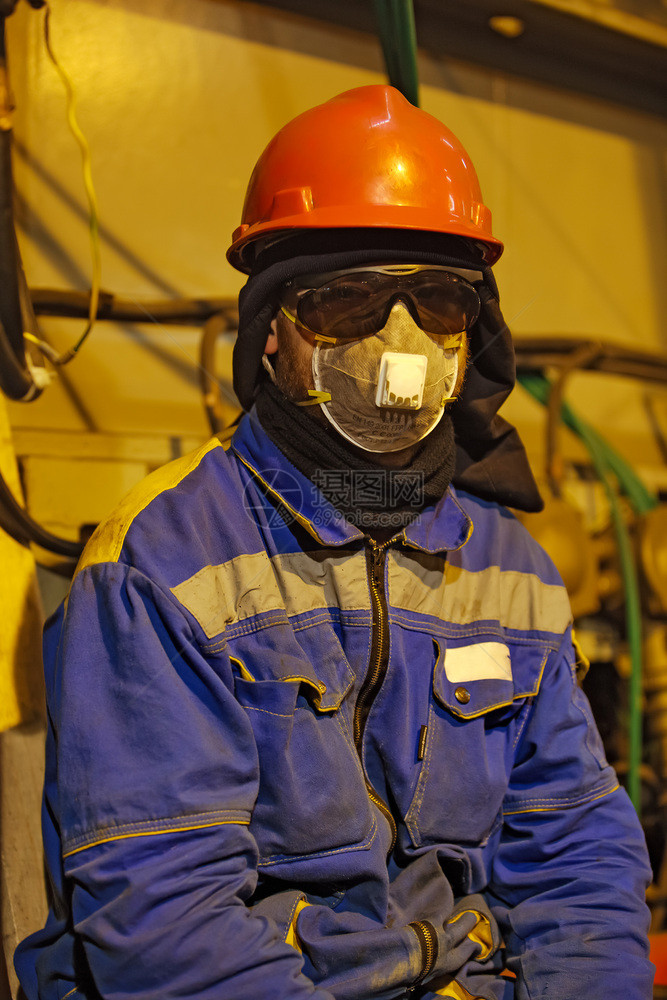 工人身着全套服和呼吸器身着技术工人防护服身着全套和呼吸器图片