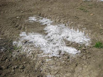 土壤中有毒物质污染地面化学物质散落在地面上图片