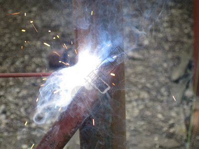 焊接方钢管电焊在家里使用电焊钢制方管的焊接电焊背景图片