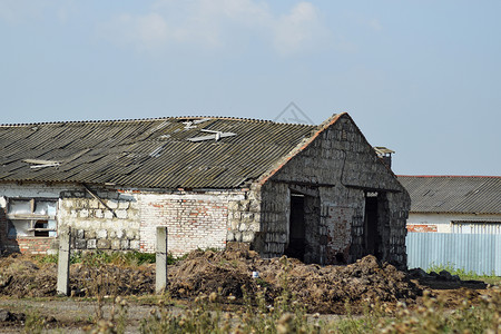 半灰泥谷仓苏联集体农场的废墟背景