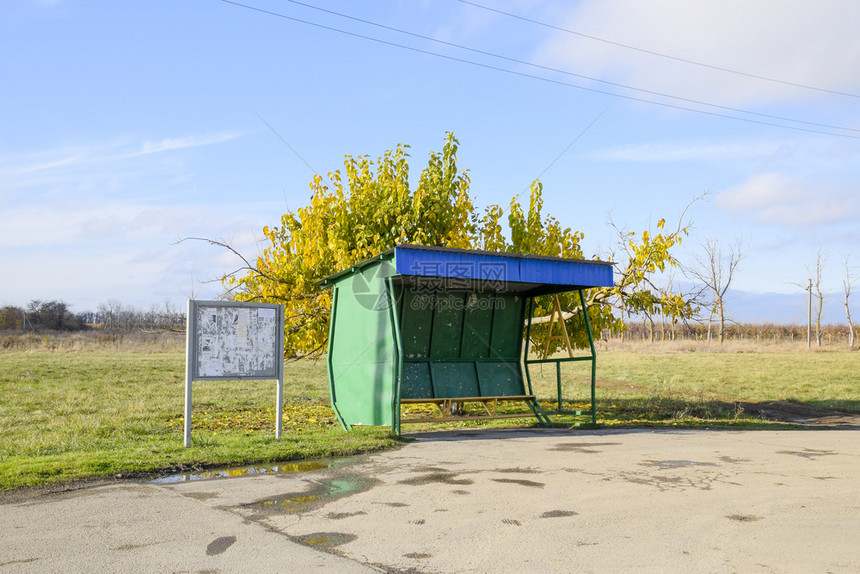 公交车停在村里树旁的停车器在树边的停车器在树边图片