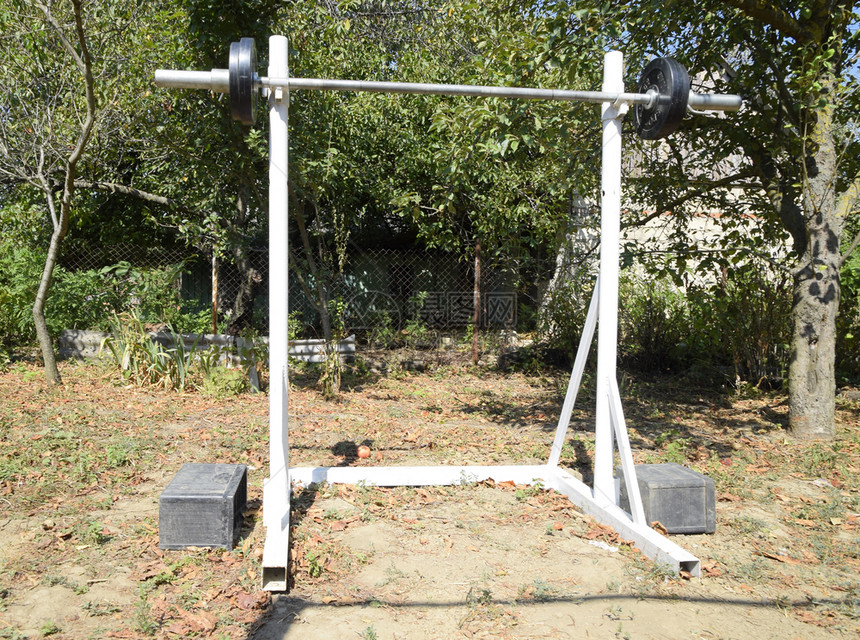 后院的体育设备重量提升棒体力架棒在后院的体育设备图片