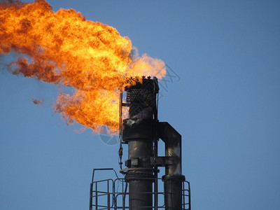 油田上的火炬系统通过头燃烧油田上的火炬系统图片