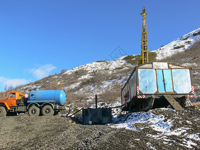 代替金矿勘探的设备配有钻井和采石塔的车队配有技术水的车辆背景图片