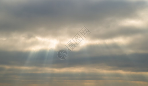 梅雷特阳光在云中过滤自然视觉效果背景