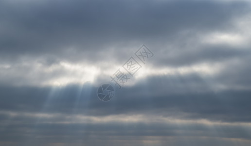 克雷蒂维尼阳光在云中过滤自然视觉效果背景