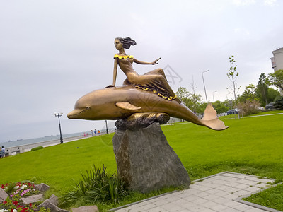 海豚上的美人鱼诺沃罗西斯克市的纪念碑图片
