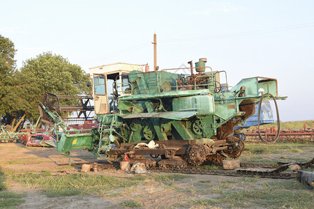 农用机械收割谷物的机器收割农用械图片