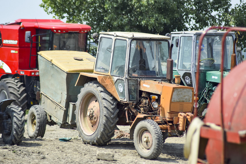 俄罗斯TemryukTemryuk2015年7月日拖拉机农业械泊车照片拍摄在Temryuk郊区农村车库的一个拖拉机停车场农业械图片