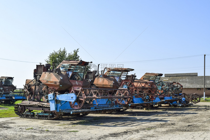 俄罗斯波尔塔夫卡亚村2015年9月6日老生锈的拆卸联合收割机并农业械老生锈的拆卸联合收割机图片