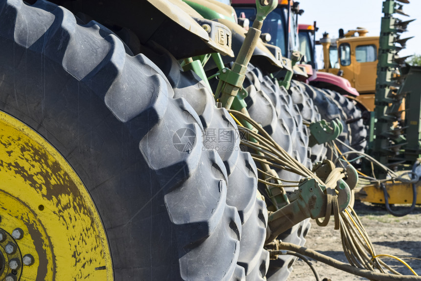 俄罗斯TemryukTemryuk2015年7月日拖拉机农业械拖拉后轮照片拍摄在Temryuk郊区农村车库的拖拉机停场农业械图片