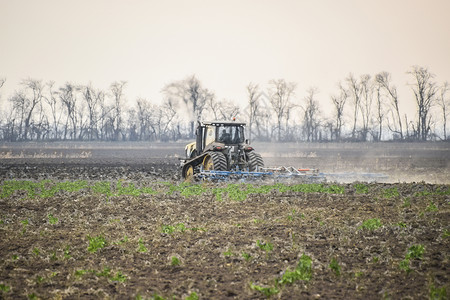 工作农业机械拖拉耕种土壤工艺高清图片
