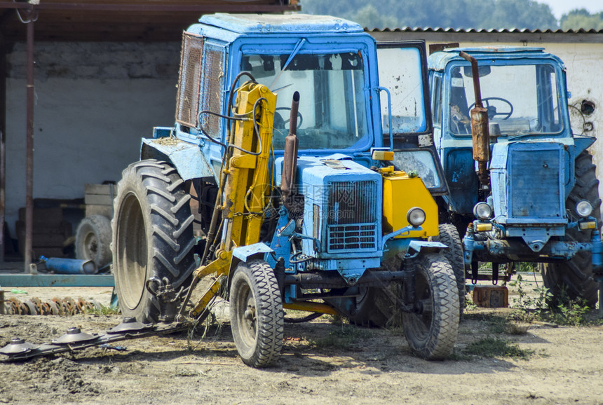 俄罗斯Temryuk2015年7月日拖拉机排成一行农业机械停放拖拉农业械图片