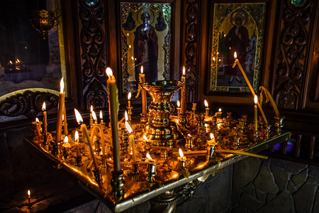 俄罗斯玛梅笙在教堂的圣像旁边摊子上烧蜡烛东正教的属背景