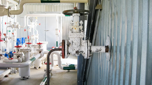 泵水管道上的手动阀门炼油厂初级设备抽水管道上的手动阀门图片