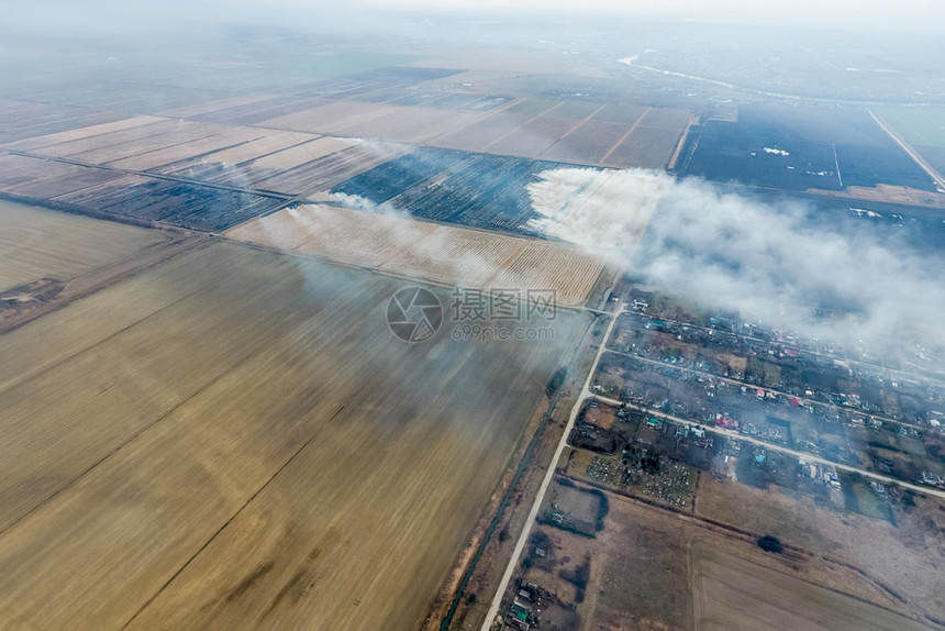 小村庄的顶部视线稻草燃烧烟雾散落在村里稻草i燃烧烟雾图片