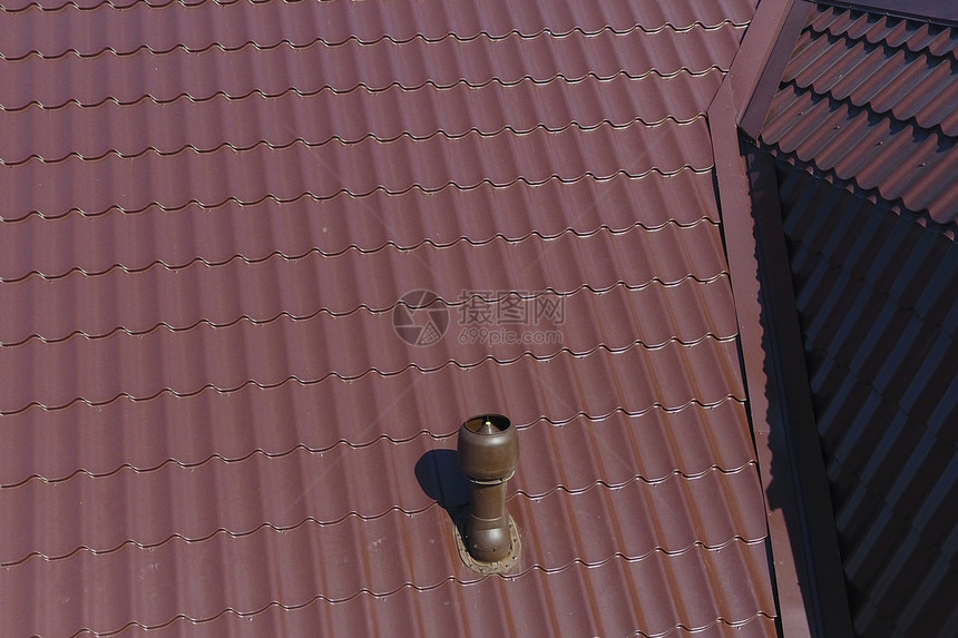 铁质板的顶部金属剖面体卷状的屋顶金属上的气管金属垫顶部剖面体形的屋顶图片