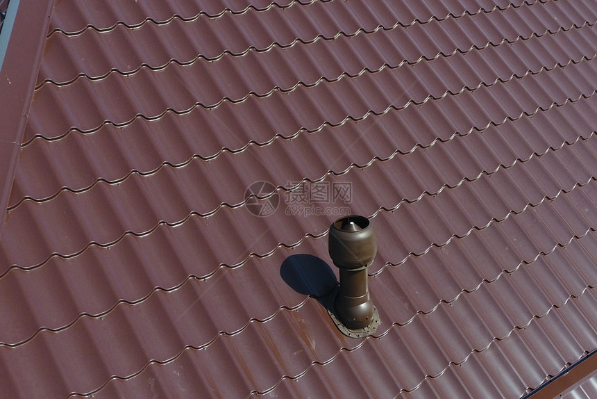 铁质板的顶部金属剖面体卷状的屋顶金属上的气管金属垫顶部剖面体形的屋顶图片