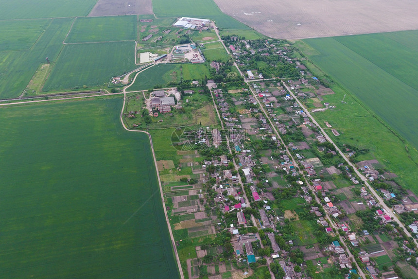 Elittnyy村的顶端景色街道和住宅Elittnyy村的顶端景色图片