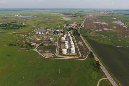 特罗伊茨卡亚储油罐空中观察储存和分离石油的工业设施背景